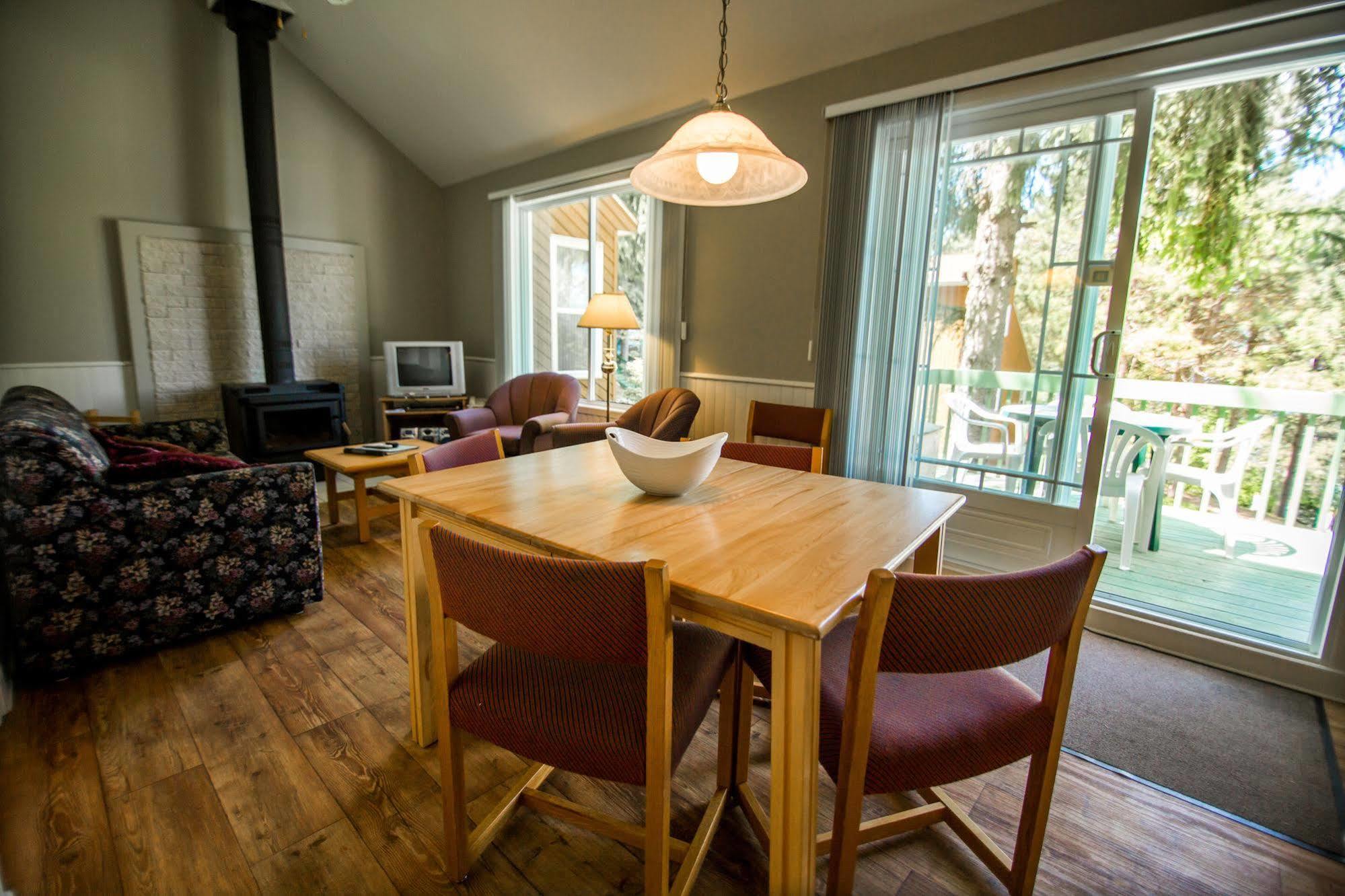 Chalets Condos Sur Le Fjord LʼAnse-Saint-Jean Eksteriør billede