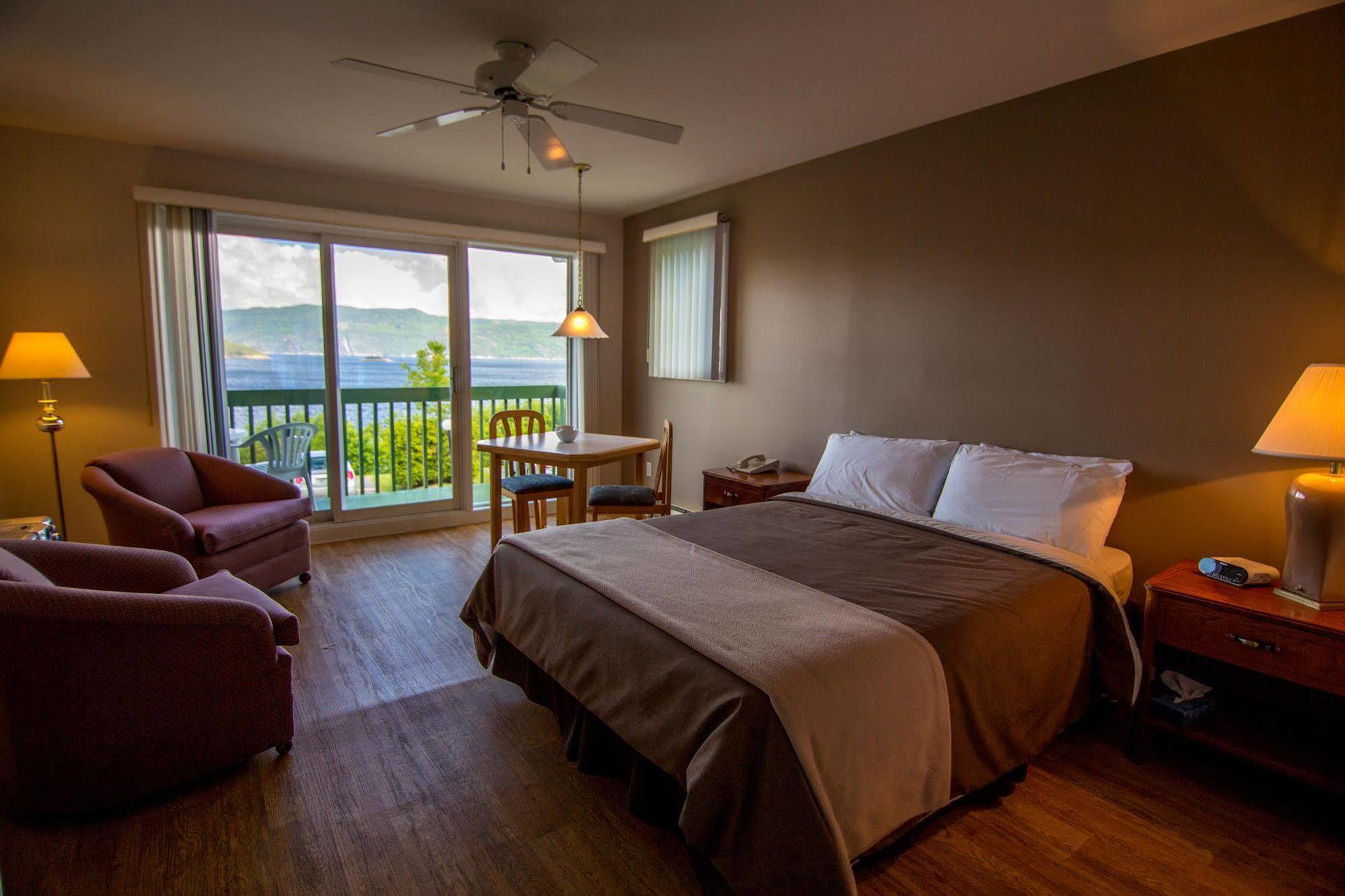 Chalets Condos Sur Le Fjord LʼAnse-Saint-Jean Eksteriør billede