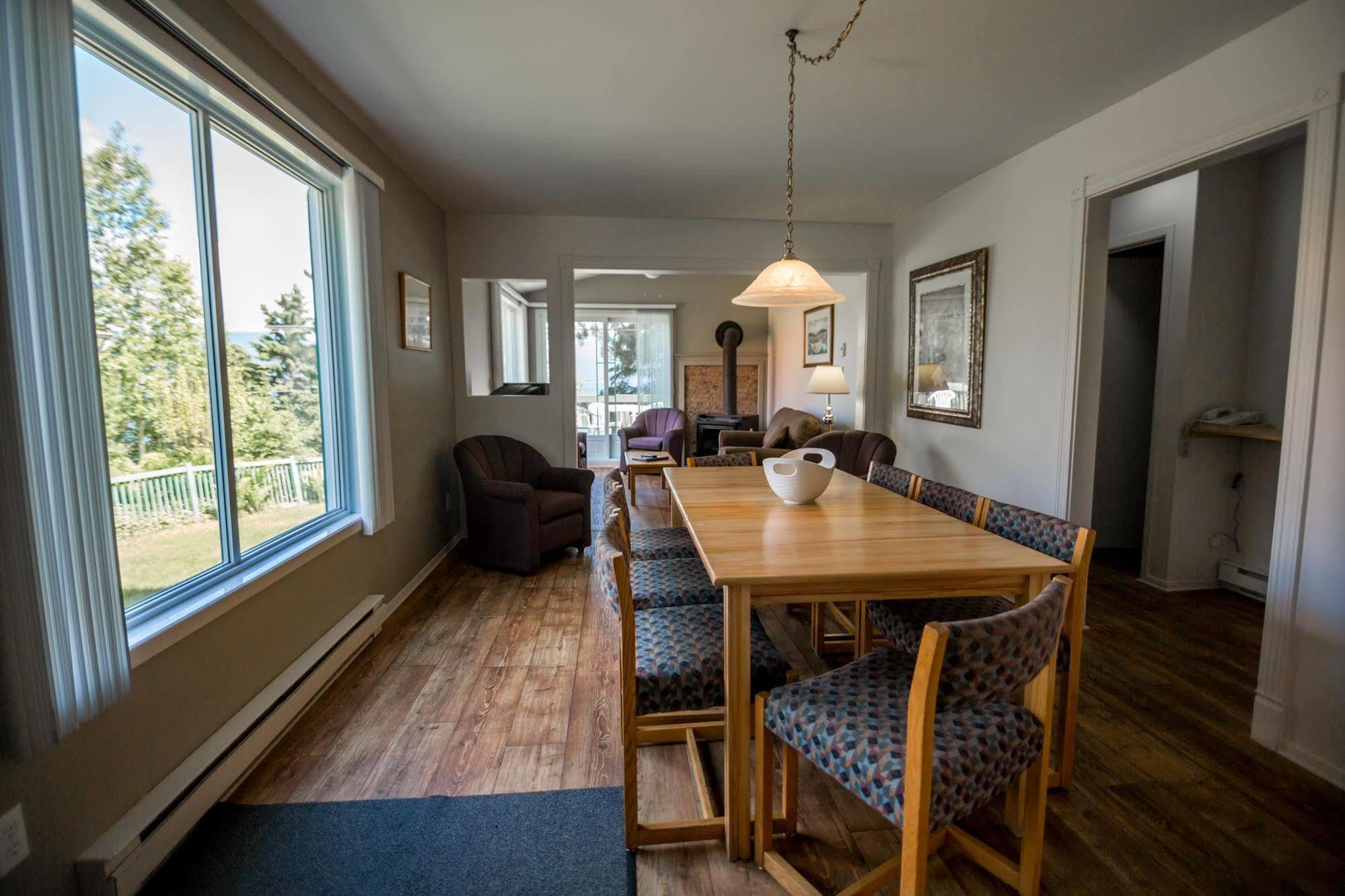 Chalets Condos Sur Le Fjord LʼAnse-Saint-Jean Eksteriør billede
